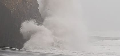 A 10 minutos en auto desde su casa se encuentra la famosísima playa Reynisfjara, de arena negra, mundialmente conocida por sus impresionantes formaciones de basalto, columnas de roca que emergen del mar y acantilados de basalto que la rodean.