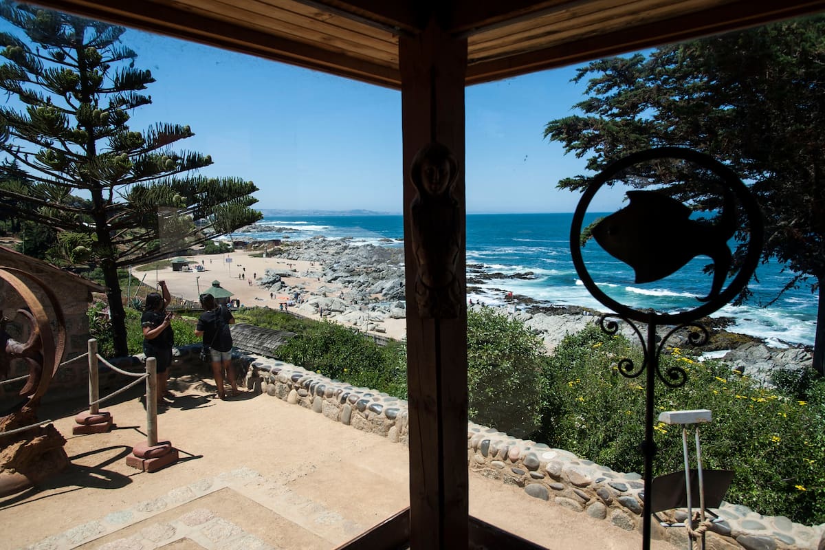 A 100 kilómetros de Santiago, Isla Negra, frente a una playa de olas salvajes, es una de las tres casas museo de Neruda, donde escribió Canto general