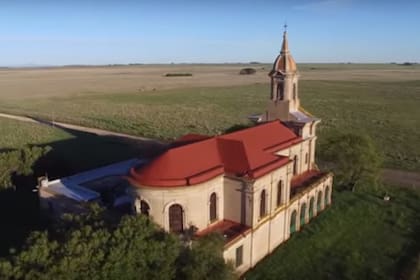 A 110 años de su construcción, el Templo de Nuestra Señora del Carmen permanece casi sola en el inmenso campo del sur de la provincia de Buenos Aires
