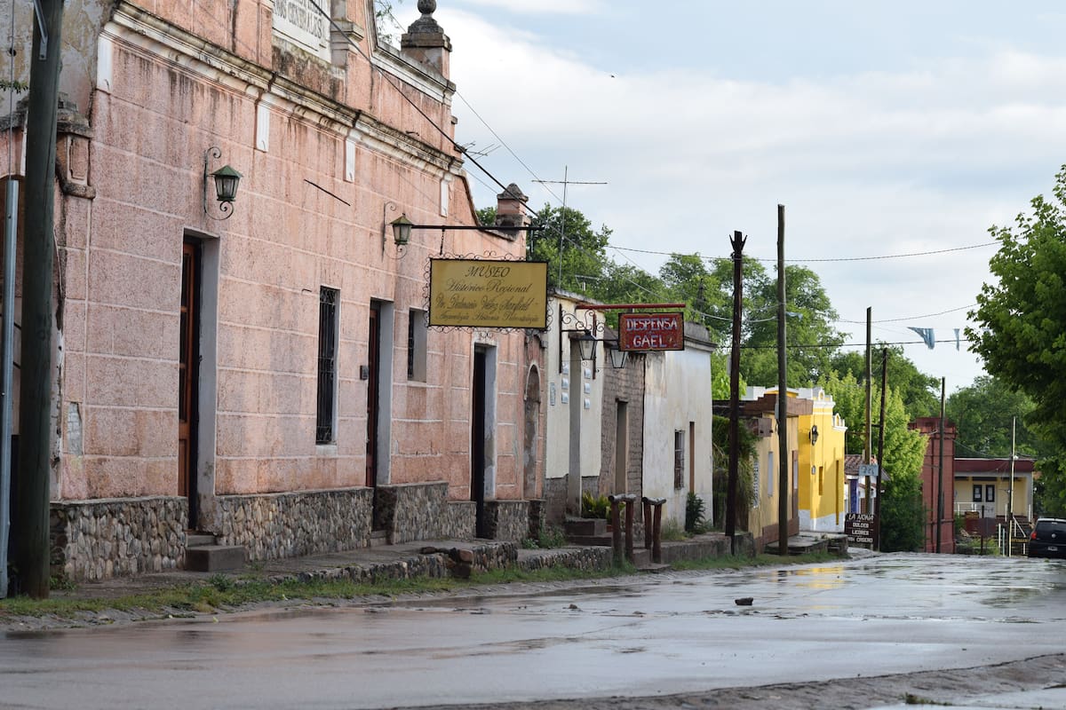 A 130 km de la capital provincial, un programa diferente de visita a un pequeño pueblo de casas coloniales y con mucho para contar, desde sus raíces allá por 1573, con la llegada de los primeros españoles