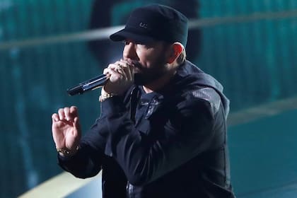 A 17 años de ganar el galardón, Eminem hizo una tardía aparición en los Premios Oscar