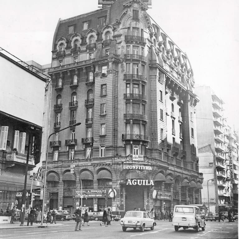 ( A ) 1972. Esquina de Santa Fe y Callao
El edificio de Tiphaine y Colmegna donde funcionó la Confitería del Águila entre 1916 y 1972. Allí vivió Clorindo Testa. En la noreste, el edificio Roccatagliata donde, desde 1924, están las oficinas de Lázaro Costa.