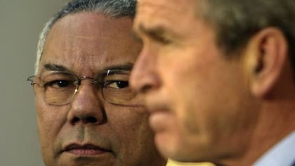 Powell (a la izquierda) fue el primer hombre negro en encargarse de la diplomacia estadounidense