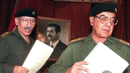 Al-Sahhaf (a la derecha) fue una figura clave en la propaganda del régimen de Hussein