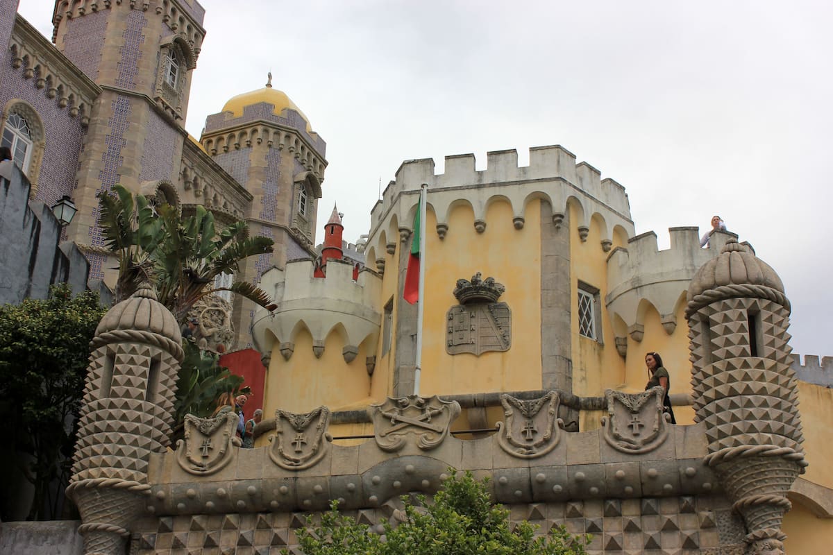 A 20 minutos en auto de Lisboa, esta ciudad es tan pintoresca como sabia: ha sido catalogada como uno de los 100 destinos turísticos más sostenibles. En la foto, el Palacio da Pena