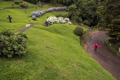 A 30 km de la ciudad de Tucumán y sobre un cerro, esta urbanización surgió para huir del calor y se convirtió en un destino exclusivo con casonas de estilo rodeadas de verde.