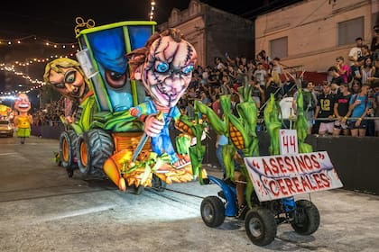 A 325 kilómetros de Capital, un festejo diferente, donde las carrozas, los muñecos y las máscaras de cartapesta son todo un arte y un orgullo local