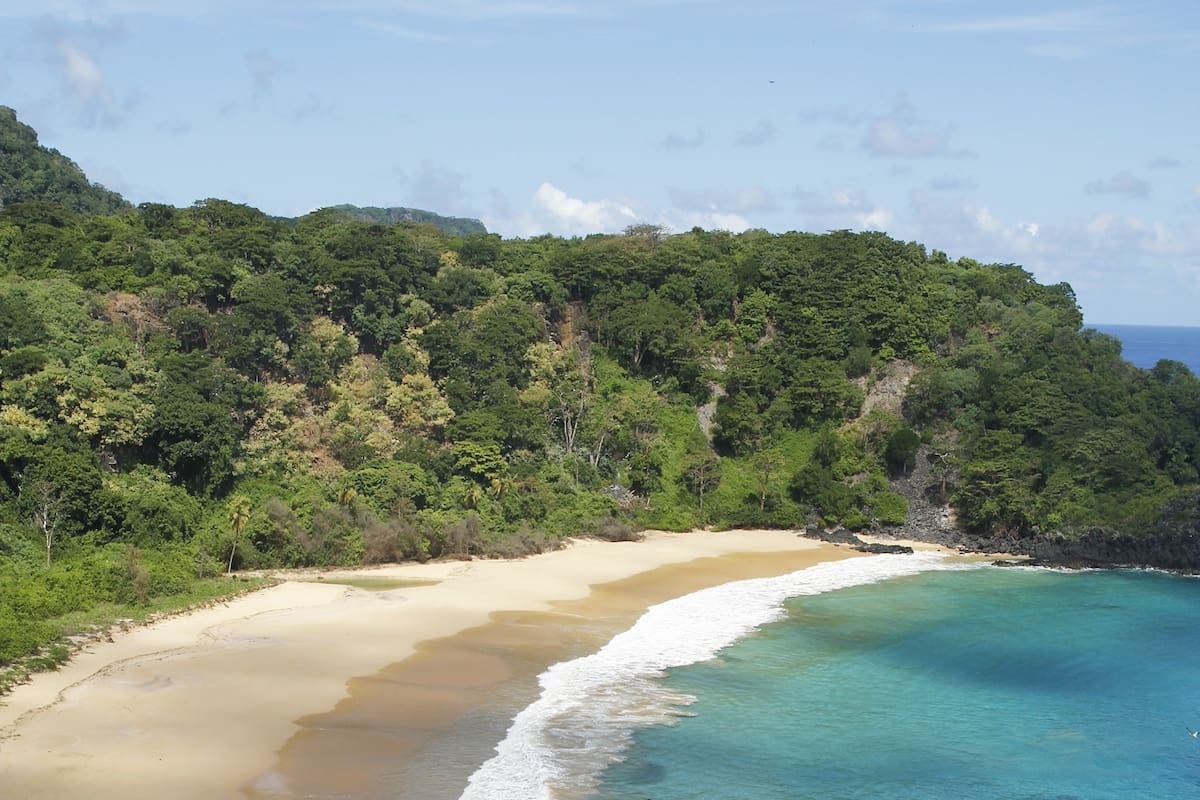 A 350 kilómetros del continente, en pleno océano Atlántico, esta isla fue presidio, hoy tiene rango de parque nacional y es un destino literalmente para pocos, con un cupo máximo de visitantes diarios