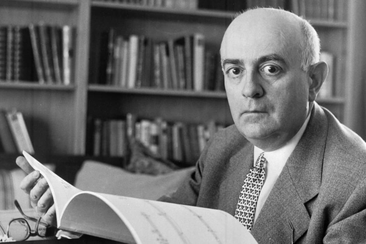 A 50 años de su muerte, las ideas de Theodor W. Adorno son aún un marco conceptual ineludible para abordar las vanguardias artísticas. En la imagen, el filósofo alemán con una partitura en las manos, en una imagen de 1960