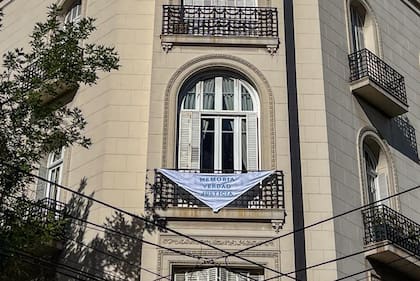 Balcón de la casa de Cristina Kirchner en San José 1111