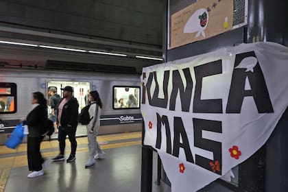Un pañuelo con la frase Nunca Más en la estación San Pedrito de la línea A del subterráneo