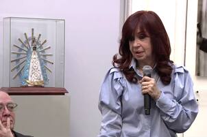 Cristina Kirchner volvió a aparecer con críticas a Milei en un acto por Mugica