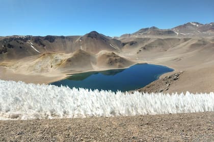A 5.550 msnm, la laguna de Corona del Inca es la de mayor altura de la Argentina y aseguran que también bate el récord a nivel mundial
