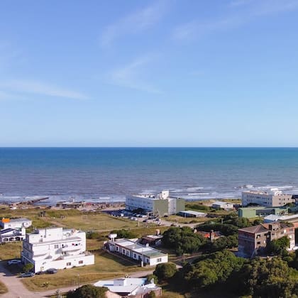 A 8 kilómetros al norte de Necochea, muy cerca de Quequén, se encuentra Costa Bonita.