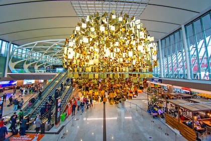 La nueva esfera dorada de Le Parc que engalana la terminal del Aeropuerto Internacional de Ezeiza
