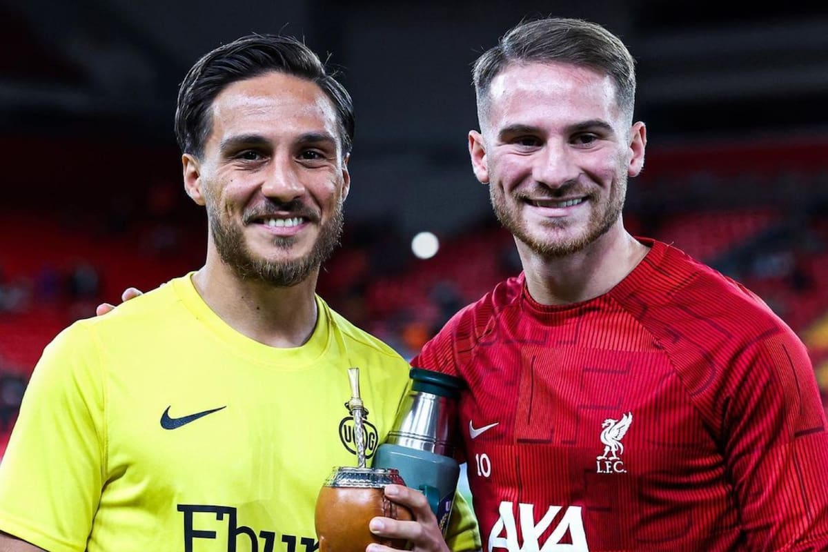 A Alexis Mac Allister se le vio el fondo de pantalla del celular e hizo sonreír a todos con la foto que eligió