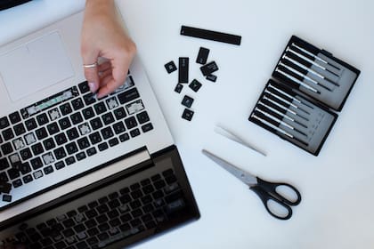 A algunas computadoras se les puede quitar las teclas para hacer una limpieza profunda del teclado