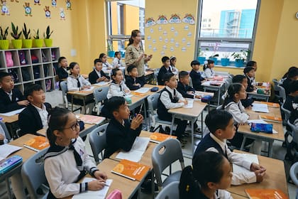 A. Altannar, el niño de ocho años recientemente nombrado como la décima reencarnación del Bogd, una de las tres figuras más importantes del budismo tibetano y, para muchos, el líder espiritual de Mongolia, en su clase de tercer curso en Ulán Bator, Mongolia.
