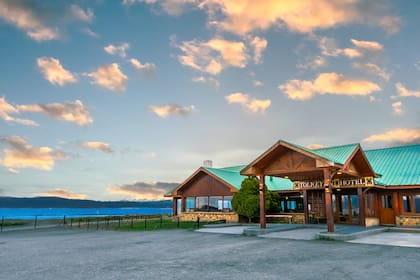 A apenas diez minutos del centro, otro tanto del aeropuerto y 15 del Parque Nacional, el Hotel Tolkeyén combina un entorno privilegiado con un servicio cálido y profesional.