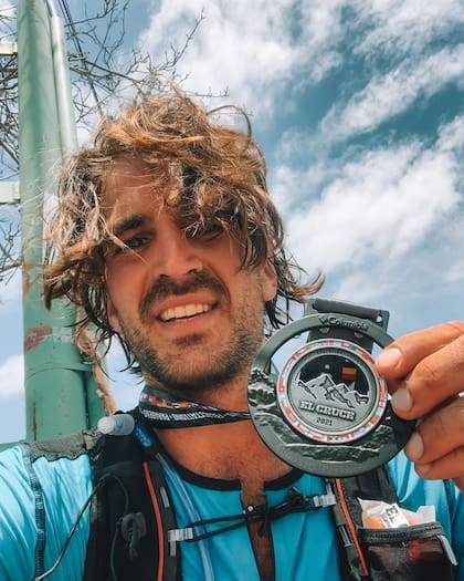 A Augusto Mustafá le gusta correr y participa de maratones, en una de ellas conoció a Marta Oriozabala quien sería luego su socia