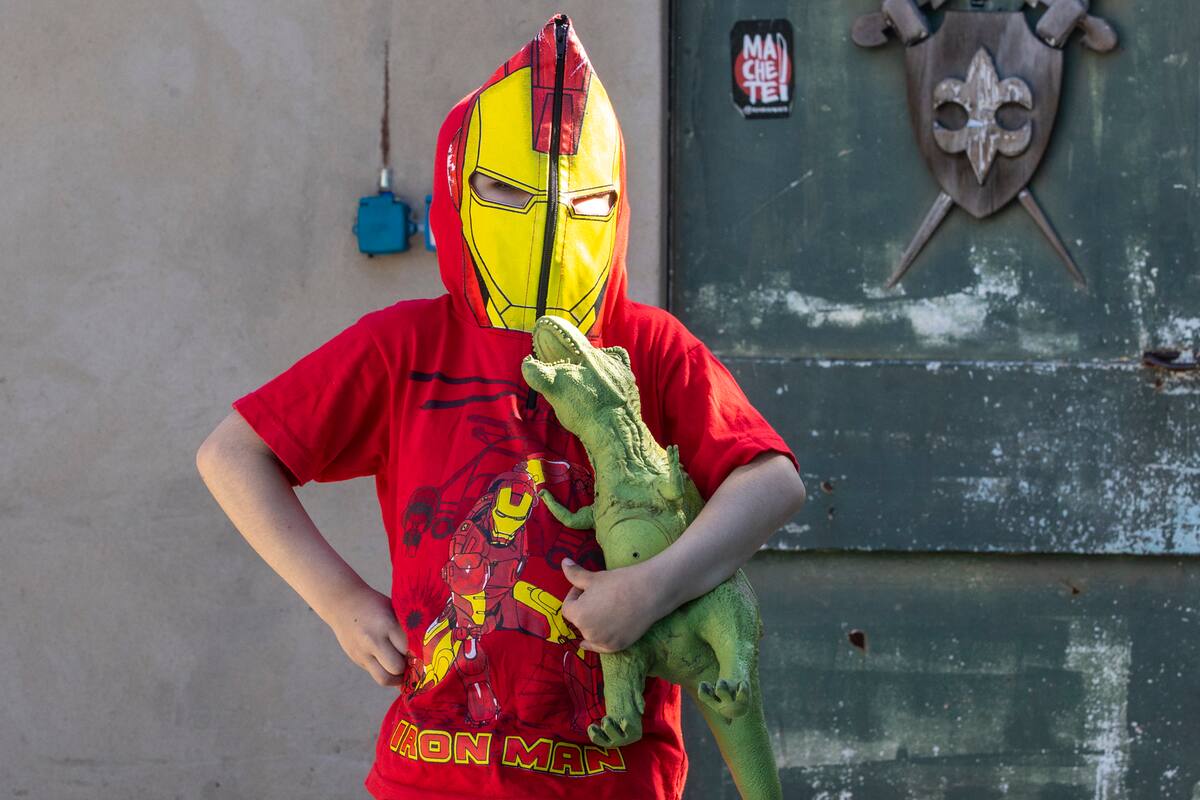 A Baltazar le encanta los superhéroes y jugar con un tiranosaurio de plástico llamado Rex