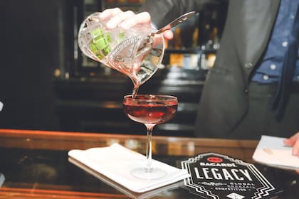 A base de ron Bacardí, el bartender Juan Ignacio Quijano creó "Magno", el cóctel local seleccionado para la gran final mundial del Bacardi Legacy