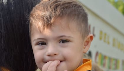 A Bastian le gusta la música, bailar, tocar instrumentos, jugar y compartir tiempo con otros niños.