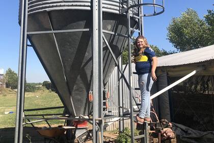 A Bianca le gusta jugar con sus animales y subirse a los techos de los galpones, de los silos y de las chanchas de gas