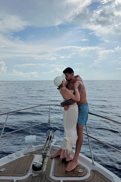 A bordo de un gran barco, el "Cuti" posa abrazado a su mujer, Karen Cavaller