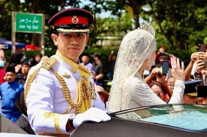 A bordo de un Rolls Royce descapotable, la pareja recorrió las calles de la capital de Brunéi para saludar a su pueblo.