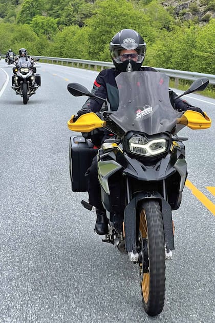 A bordo de una BMW 850 GS. “Fue fundamental viajar con
un noruego como guía, todo se hizo más fácil en un país con un idioma tan complicado”.