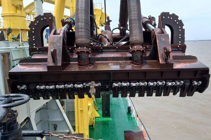 A bordo de una draga que trabaja cerca del puerto de Shanghái