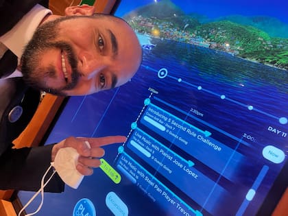 A bordo, junto a una pantalla que anuncia su show a bordo.