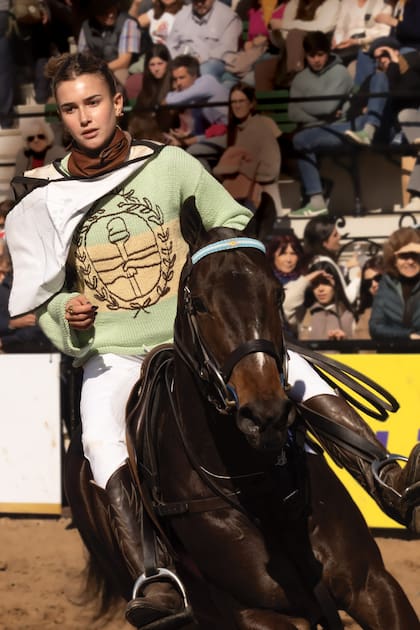 A caballo o en las pasarelas, Myla está atenta a cada uno de sus looks