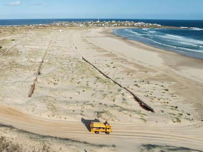 A Cabo Polonio, una de las playas más famosas de Uruguay, solo se puede llegar en unos camiones autorizados, para así proteger las dunas.