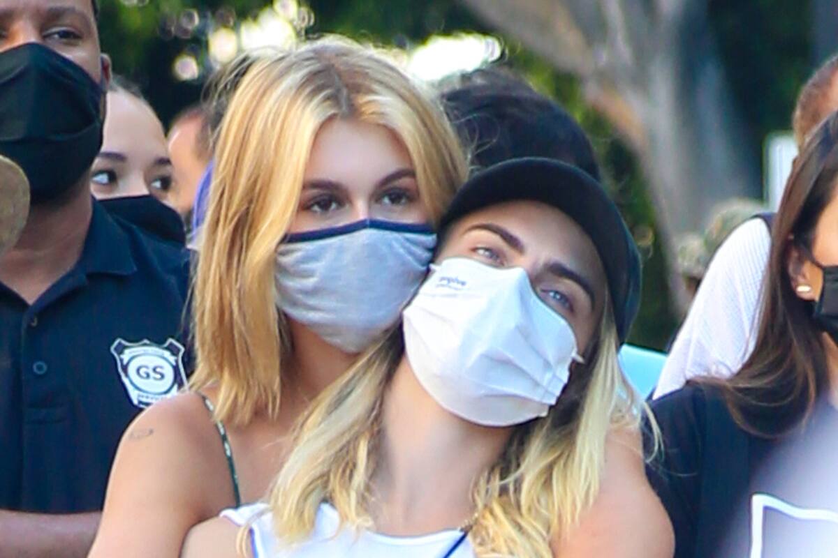 A Cara Delevingne y Kaia Gerber, la hija de Cindy Crawford, se las vio muy unidas durante una protesta bajo el lema Black Lives Matter realizada días atrás en Los Ángeles.