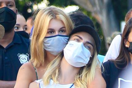 A Cara Delevingne y Kaia Gerber, la hija de Cindy Crawford, se las vio muy unidas durante una protesta bajo el lema Black Lives Matter realizada días atrás en Los Ángeles.