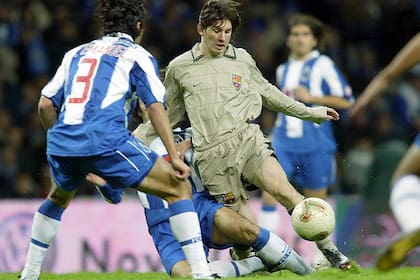A casi 18 años de aquellos pocos minutos que marcaron el estreno de la Pulga, lo recordaron ante LA NACION Pedro Mendes y Hugo Almeida, jugadores del Porto que lo enfrentaron en la inaugurción del fabuloso estadio que recibirá la final entre Manchester City y Chelsea.
