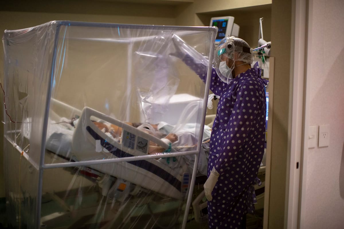 A casi cinco meses del comienzo de la pandemia de coronavirus en la Argentina, los datos oficiales indican que mueren hombres y mujeres casi por igual (51% y 49%)