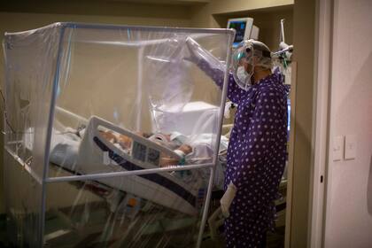 A casi cinco meses del comienzo de la pandemia de coronavirus en la Argentina, los datos oficiales indican que mueren hombres y mujeres casi por igual (51% y 49%)