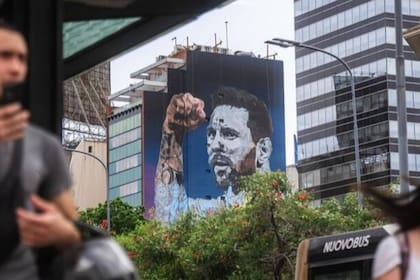 A casi un año del Mundial, el muralista Martín Ron pintó a Messi en Avenida 9 de Julio y Belgrano (Foto: Instagram/@ronmuralist)