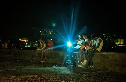 A causa de la crisis energética, los apagones se hicieron frecuentes en Cuba y dejan a los ciudadanos sin luz por horas