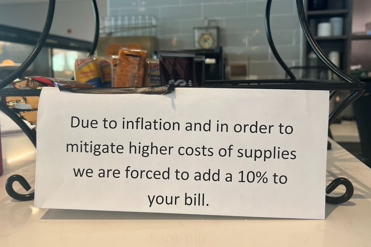 A causa de la inflación, algunos locales gastronómicos de Estados Unidos comenzaron a cobrar cargos adicionales