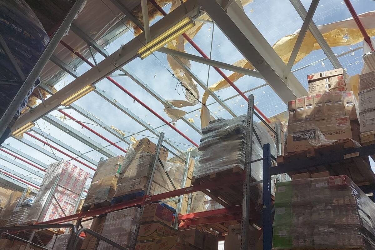 A causa de las fuertes ráfagas de viento se voló parte del techo de Walmart en Comodoro Rivadavia