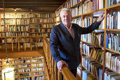 A Celorio se le reconoce “su excepcional obra literaria, que conjuga una lucidez crítica, que explora la identidad sentimental y la pérdida”, así como una “voz de notable elegancia y hondura reflexiva”