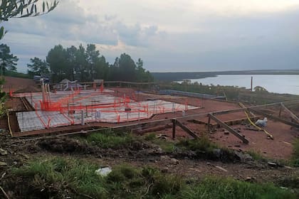 A cinco años después de haber puesto en venta “La Lechuza”, la chacra que tenían en Carmelo, Natalia Oreiro y su familia sueñan con ver terminada su nueva casa de playa.