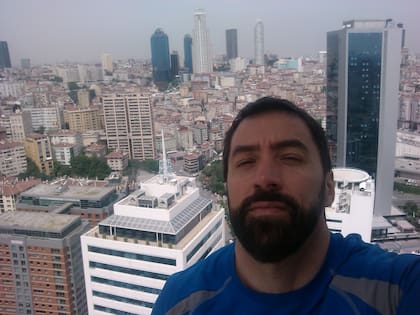 A Claudio, Estambul le resultó una ciudad caótica, con un idioma difícil. Esta es la vista desde donde vivía, en un piso 42.