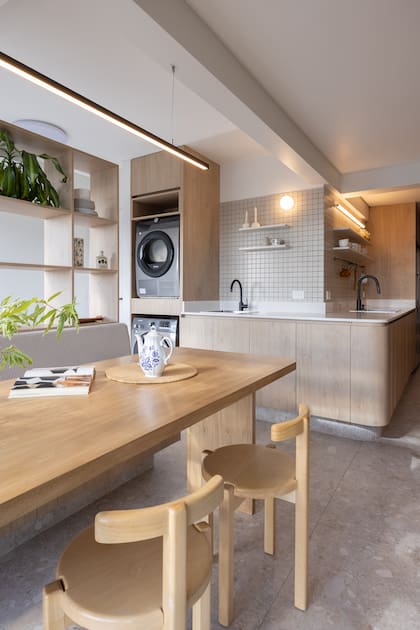 a cocina original era un espacio angosto tipo pasillo, que terminaba en un pequeño dormitorio de servicio en desuso.