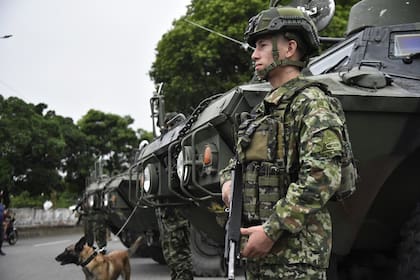 A Colombian soldier deployed in Cucuta, stands guard at the border crossing with neighbouring Venezuela, on January 3, 2026, after US forces captured Venezuelan leader Nicolas Maduro after launching a "large scale strike" on the South American country. (Photo by Schneyder MENDOZA / AFP)