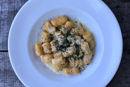 A comer rico y poner un billete bajo el plato de la mano de Club LA NACION